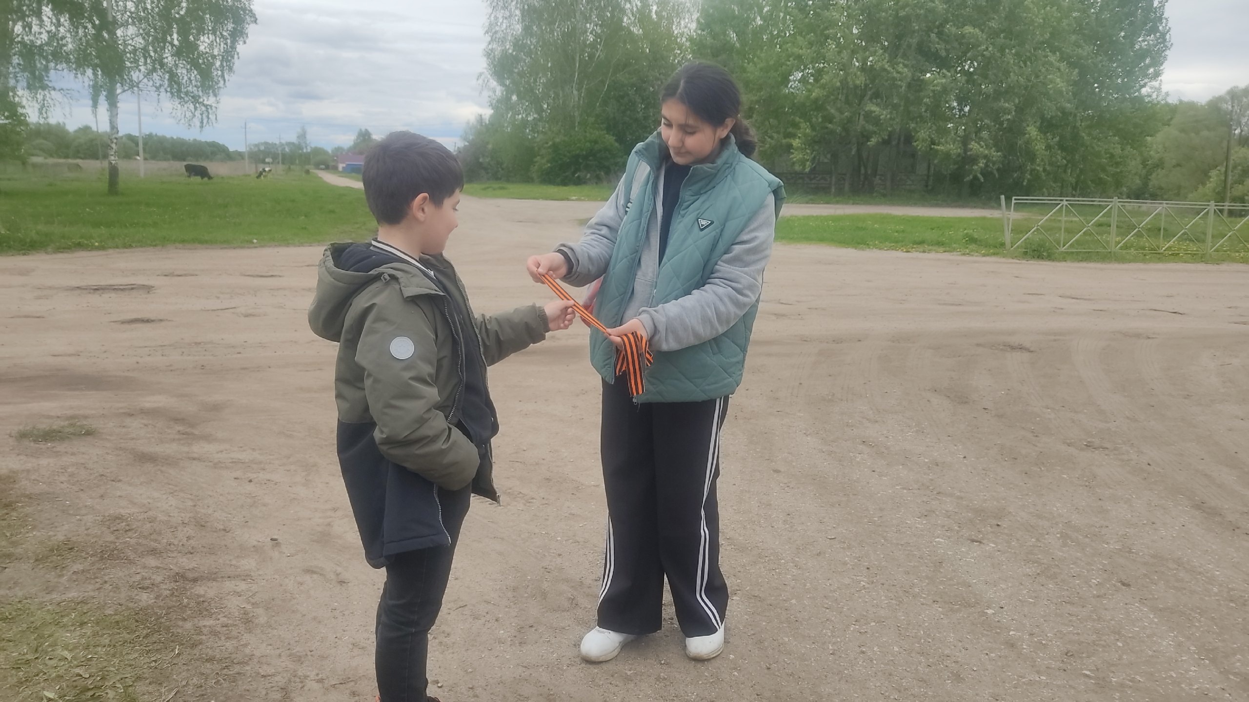 Волонтёры школьного отряда «Новое поколение» приняли участие в акции «Георгиевская лента».